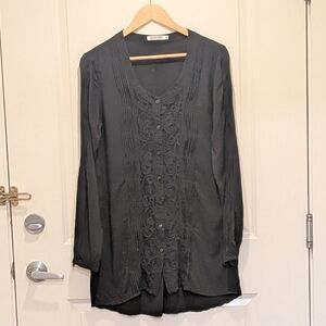 EUC Monoreno L Lightweigt Rayon Blouse with Lace and Pleating